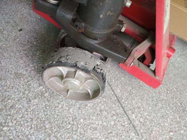 1噸手動(dòng)叉車(chē)車(chē)輪組過(guò)早損壞情況拍照--河北東圣吊索具制造有限公司--手動(dòng)叉車(chē)